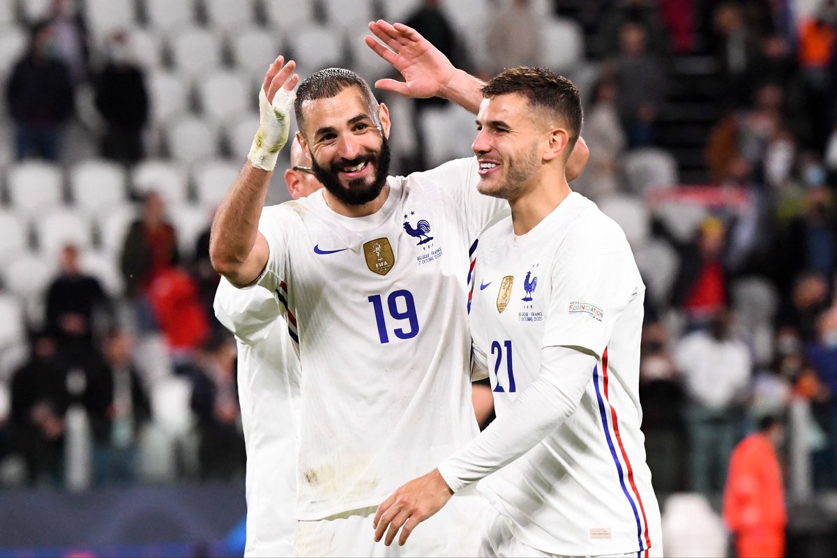 ActuFoot_'s tweet photo. Karim Benzema qui va soulever un trophée avec l’équipe de France. 🏆🇫🇷

Magnifique. 🤩 https://t.co/MwRu8pklH3