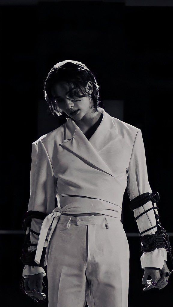 yourself137's tweet image. ༄... Иногда ты кричишь, просто орешь и просишь о помощи.. Но даже самые близкие и родные люди плюют на тебя и продолжают гнобить... Именно в эти моменты хочется убить каждого кто посмотрит в твою сторону. Именно тогда ты превращаешься в дикого и безпощадного волка... ༄