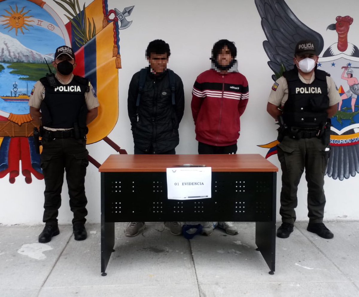 PoliciaEcuador's tweet photo. RÁPIDA RESPUESTA 🚨🚔

Aprehendimos a dos sujetos, presuntos autores de asalto y robo bajo amenazas e intimidación con arma blanca (cuchillo), en Los Chillos #DMQ.

#TrabajamosPorTuSeguridad 
#SinTregualAlDelito https://t.co/ErRCex53uT