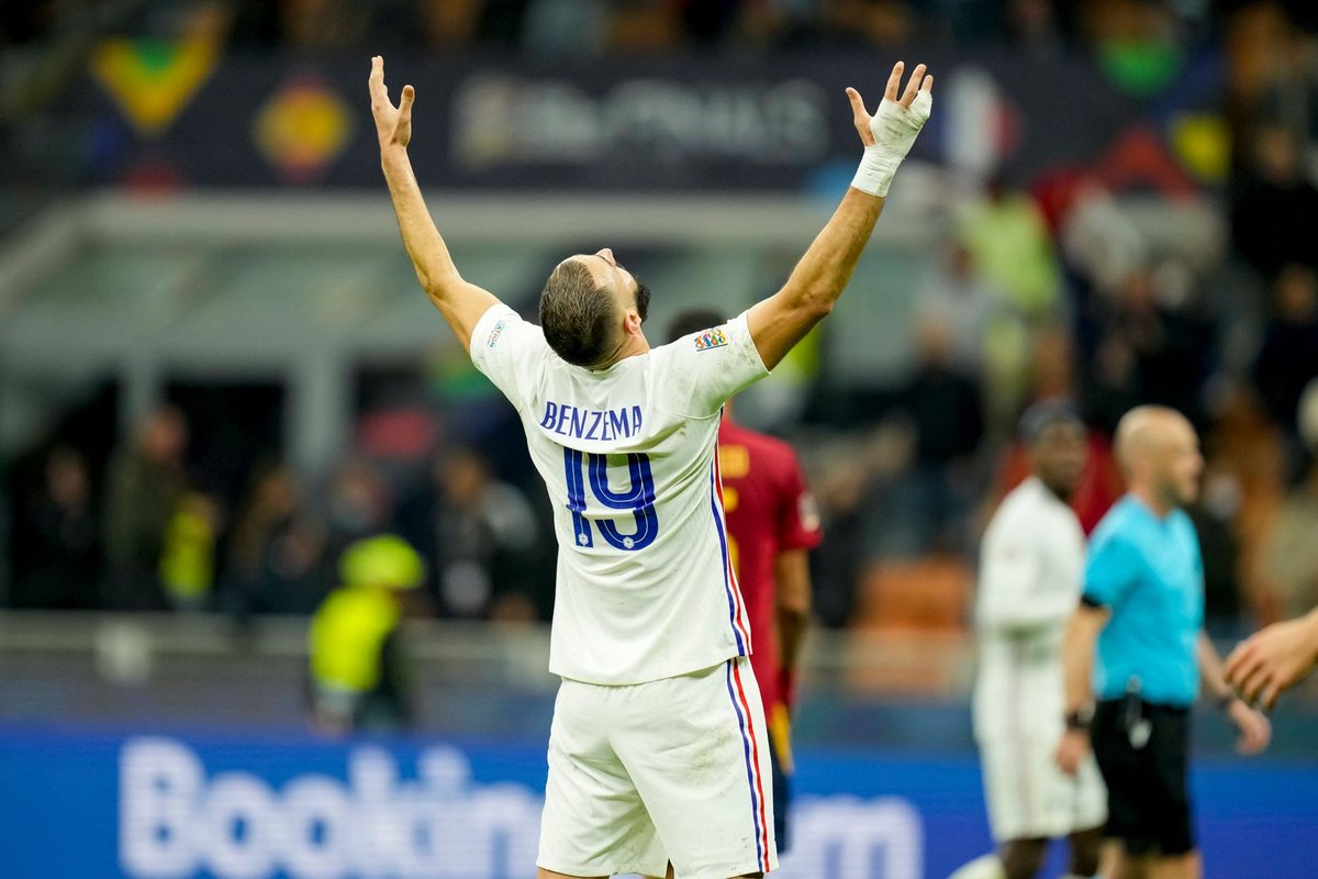 lnstantFoot's tweet photo. Benzema : "Je voulais vraiment gagner un trophée avec l'équipe de France, c'est désormais chose faite. On lâche jamais rien, on l'a encore prouvé aujourd'hui. Ne pas paniquer, patienter, c'est le signe d'une grande équipe."

(🎙️ @M6) https://t.co/OvsvIG353W