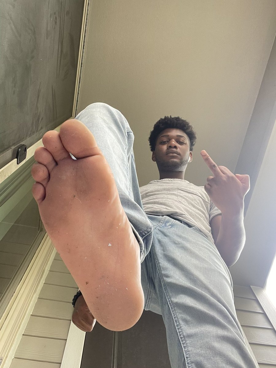 Masterchris33's tweet photo. You can’t resist me bow down and serve your master.
@MASTER_UPDATES @offeetappr2 @FOOTMASTERSRT @RTAlphaPromo @RT4Masters @AlphaMaleWorld1 
#cashmaster #footmaster #findom #footdom #footworship #malefeet
#cashpig #cashslave #footgod https://t.co/ByyDvG9ckA