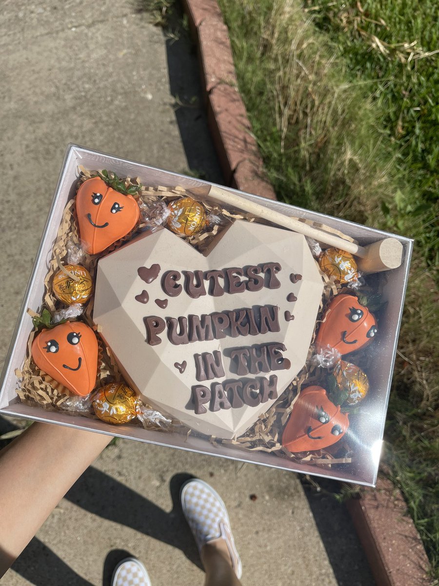 Bought the cutest chocolate covered strawberries 😭🤎🎃 <a href="/whateveriaa/">ria</a>