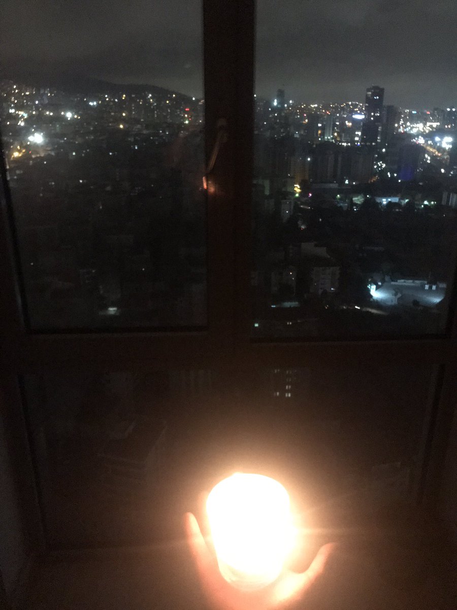 Mecburi romantiğiz bu gece