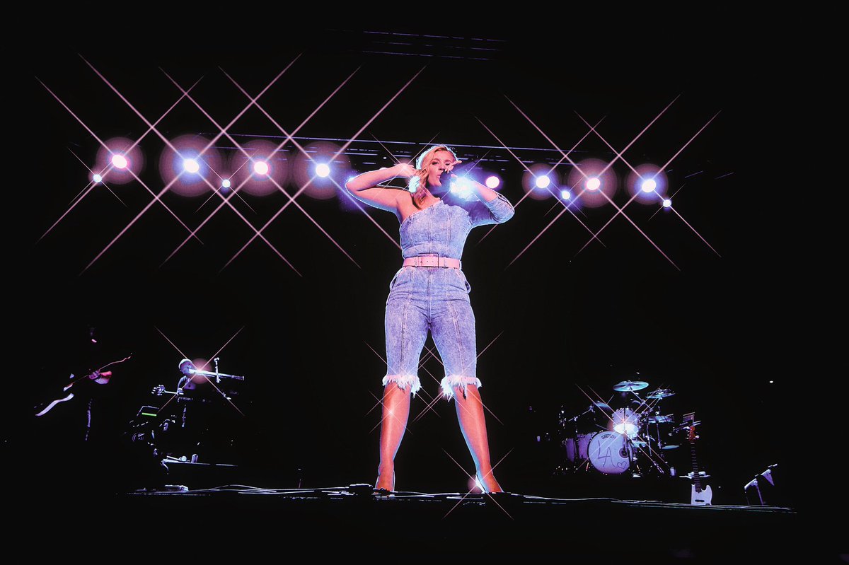 Lauren_Alaina's tweet image. Gotta know when to CUT OFF your ex. Denim on denim. Forget him. Yeah, we lit it up, girl!!! #GettingOverHim 💙