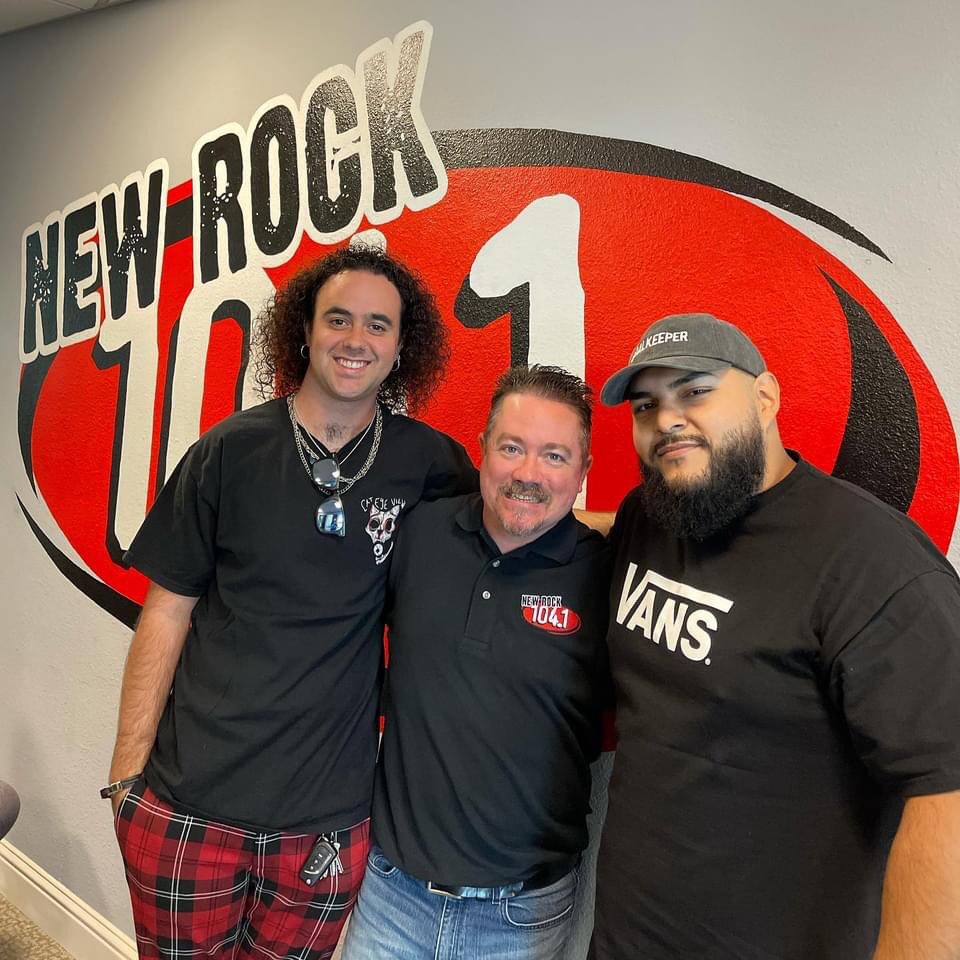 Those #newrocksundays happening tonight with tons of cool, new music, local, international &amp; more! 
• <a href="/passportapprovd/">Passport Approved</a> - 7pm 
• #homegrown w/ @hammernewrock &amp; @MindlxssSociety in studio - 8pm 
• #ozmosis w/ <a href="/mikeoz/">Mike Oz</a>, brought to you by <a href="/tiogasequoia/">Tioga-Sequoia Brewing Co.</a> - 9pm 
🎤🎧🍻