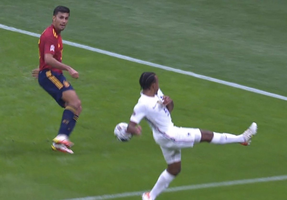 ngel95278125's tweet photo. The other VAR. Strange soccer game. FRANCE+VAR 2 vs 1 SPAIN. 
#EspanaFranciaRTVE #UEFANationsFinal #UEFANationsLeague #UEFA #spainvsfrance https://t.co/qQrnViWPk5