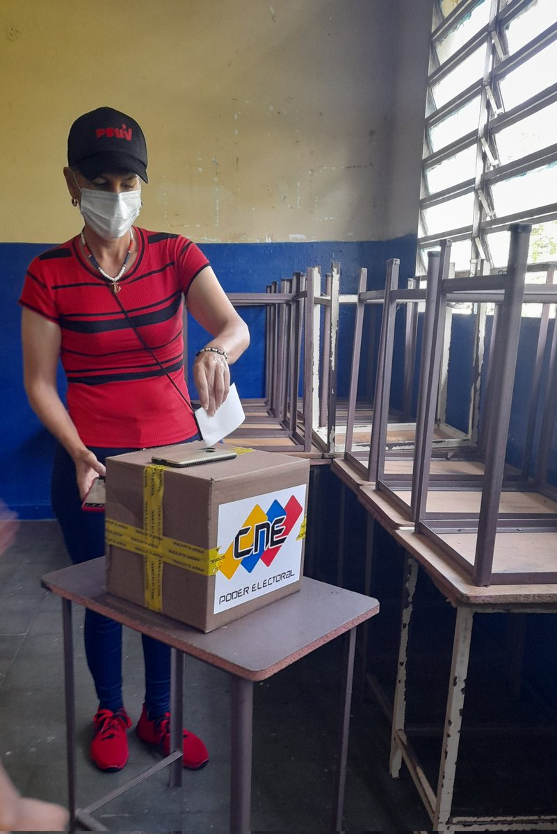La Diputada ante la AN @EnmitaPsuv también participó  en el simulacro electoral, rumbo a las megaelecciones del 21 de noviembre. 
.
#SimulacroElectoral
#VenezuelaTieneConQue