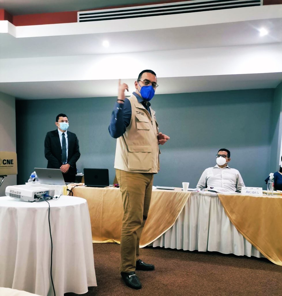 KelvinAguirre18's tweet photo. El @CneHonduras sigue construyendo democracia. Hoy se realizó la capacitación electoral a miembros del @PNH_oficial. En la jornada se abordaron los temas centrales del proceso electoral. Los talleres serán replicados a cada partido, asegurando la participación en igualdad. https://t.co/lbjX5PKPd7