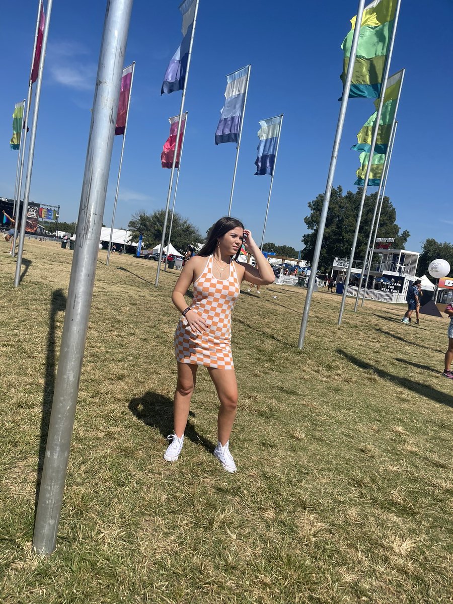 MackenzieAnneS1's tweet photo. definitely worth all the blisters on my feet #ACLFest https://t.co/jYOcxaFhhf