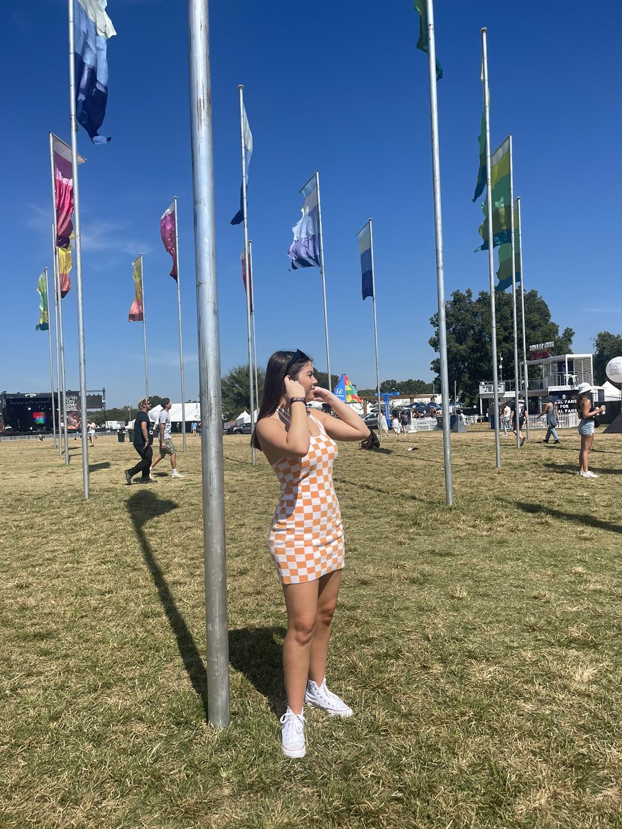 MackenzieAnneS1's tweet photo. definitely worth all the blisters on my feet #ACLFest https://t.co/jYOcxaFhhf