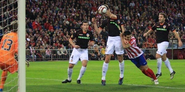 Visto con detalle. Juanito intenta despejar el balón antes de que llegue a Zigic, que lo aparta con el brazo. Esa es la explicación. NO ES PENALTI.