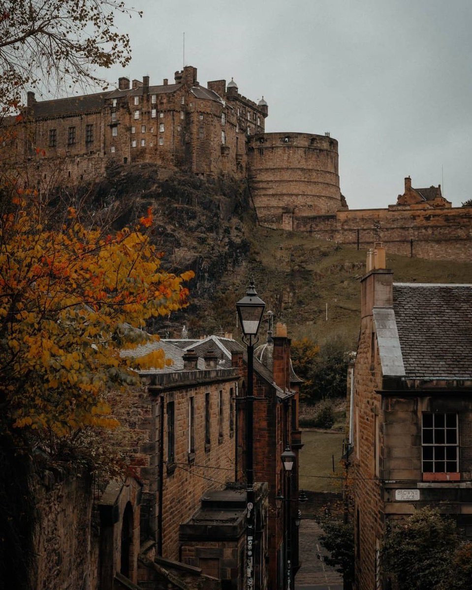 pamvonhadder's tweet photo. Fall will always be the best season 🍂🍁🎃🖤 https://t.co/hSP8HsZzsF