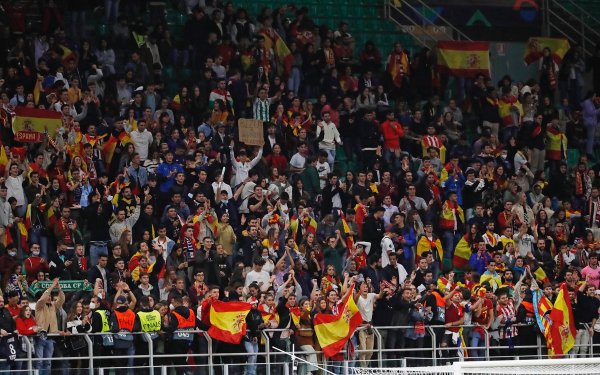 SEFutbol's tweet photo. ♥️🇪🇸 En la victoria y en la derrota, SIEMPRE, SIEMPRE, SIEMPRE estáis ahí a nuestro lado.

🤗 ¡¡ETERNAS GRACIAS, AFICIÓN!!

#VamosEspaña 
#NationsLeague https://t.co/oSIjEnUNsH