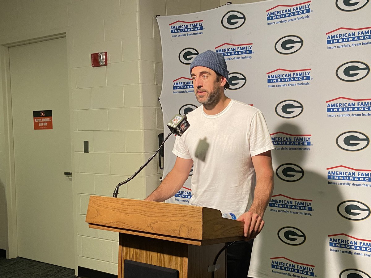 RobDemovsky's tweet image. Aaron Rodgers said he went over to ST coach Mo Drayton while the officials were measuring the fourth-and-inches and here’s how it went:

Rodgers: “Is he going to make it?”

Drayton: “Hell yeah he’s going to make it.”

Rodgers: “Let’s kick it then.”