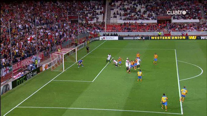 Visto con detalle. El jugador del Sevilla toca el balón sin saber que Mbia se había quedado a tomar un café junto a la portería. Esa es la explicación. ES GOL LEGAL.