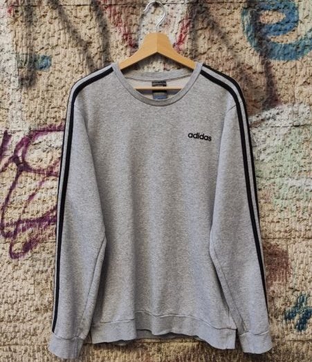 el buzo que louis tomlinson uso recientemente de adidas, está hecho con materiales reciclados para reducir la contaminación de plástico, él siempre trata de ayudar en todo y demuestra lo buena persona que es <3