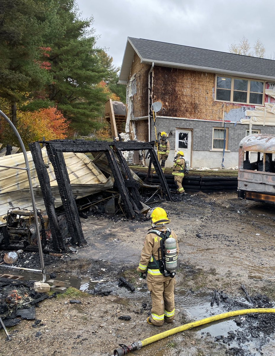 CaseyCuddy's tweet photo. Working garage fire today.  Proper reaction by the young occupant alerting dad and calling 911 along with quick well trained FD response saved the house.   #KBFD thanks #tweedfire for the tanker assist. https://t.co/Tf05isCOKR