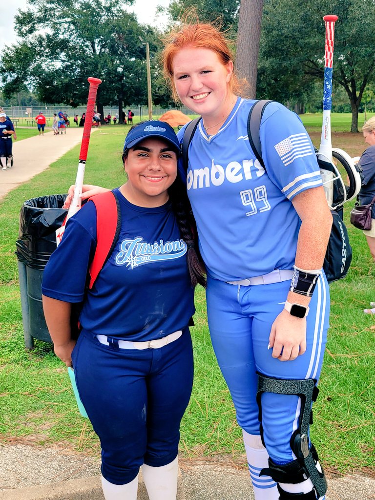 KHS teammates at the fields 🐾
<a href="/KempnerSoftball/">Kempner Softball</a> @sammieshelander