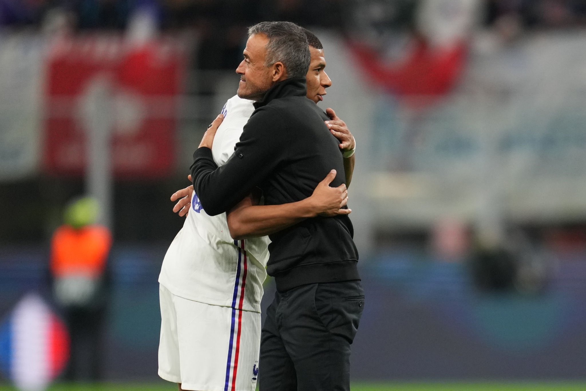 Twitter \ SportsCenter على تويتر: "El abrazo entre Luis Enrique y Mbappé  tras la final de la #NationsLeague. https://t.co/2Ngh9MuNOO"