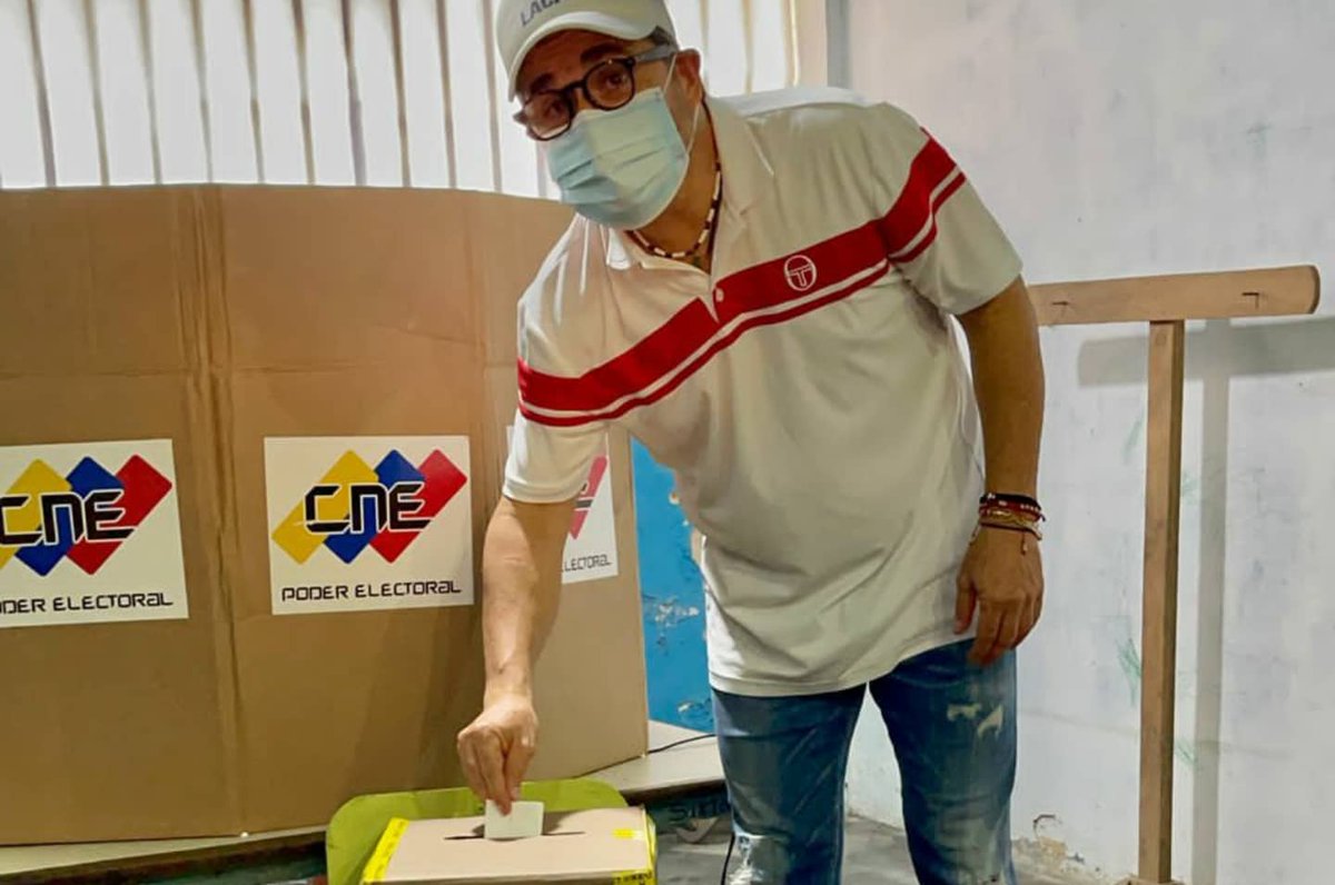 Nuestro Gobernador <a href="/rafaellacava10/">Rafael Lacava</a> en pleno ejercicio electoral. Victoria segura este #21NOV. 🦇💪🏾✌🏾🇻🇪

#SimulacroElectoral <a href="/NicolasMaduro/">Nicolás Maduro</a>