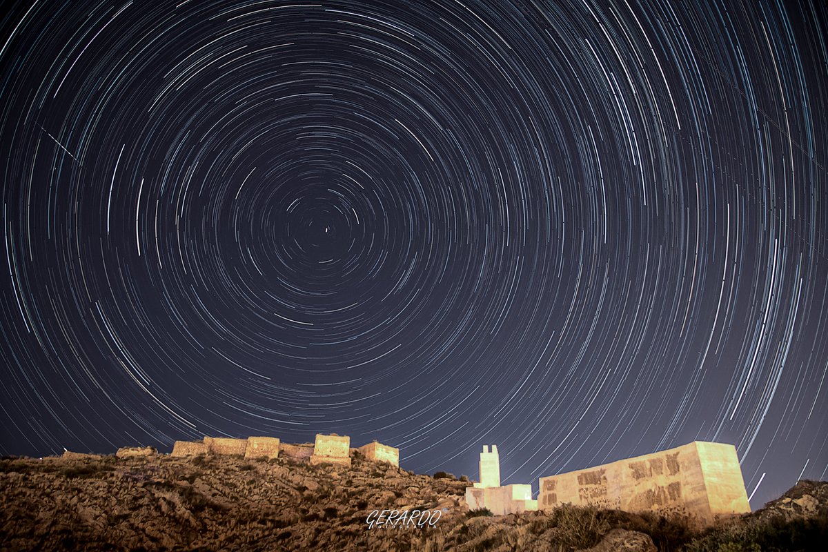 ¡Alucinante! Circumpolar del Castillo de #Orihuela (#Alicante). Imagen: <a href="/Gerardocayuelas/">Gerardo</a>.

Aquellas estrellas que, a causa del movimiento de rotación de la Tierra, parecen girar alrededor de la #EstrellaPolar y no se ocultan jamás para el observador de una determinada latitud.