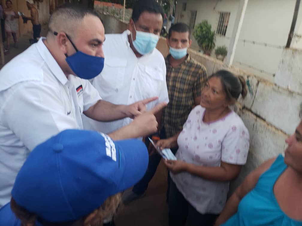 FredyJMaciasR's tweet photo. Seguimos trabajando por todos los municipios del Zulia. Llevando el mensaje de esperanza y de prosperidad con la llegada de Manuel Rosales a la gobernación del Zulia. Los Veteranos con Rosales con la bandera del triunfo y la esperanza del zuliano. https://t.co/PGjn7qJlyf