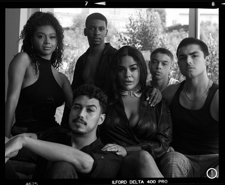 coming_duarte's tweet photo. Deixo aqui bem claro que essa é umas das melhores séries que tem na Netflix, souberam aproveitar muito bem ela. 

E amei o jeito q eles deixaram o final de #OnMyBlock "em aberto", dando a entender q a Abuelita  escondeu o dinheiro (novamente)

#OnMyBlock4 |#OnmyBlockseason4 https://t.co/ovHnOqegem