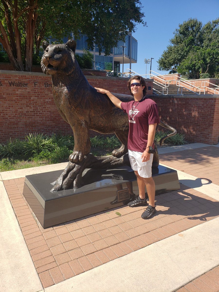 JaycobSifuentes's tweet photo. Great visit at @Trinity_U it was good to meet some coaches, players, and got to witness a 🐅 Tiger Victory.
Thank you for the opportunity! @TrinityDLRA @CoachJ253 @CoachGezella @JerhemeUrban83 https://t.co/uVyNXLRxHN