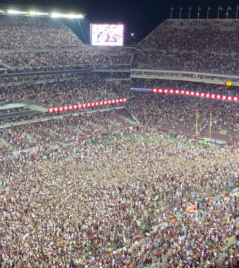 Texas A&M ile Alabama arasında oynanan maç esnasında 100 bin kadar maskesiz izleyici oyunun tadını çıkarttı. 

Taxas'ta yaklaşık 12 aydır SIKI KORONA ÖNLEMLERİ YOK..‼️

Önemle duyurulur..

#OrtadaÖlümcülBirşeyYok pic.twitter.com/sPyB2hKUFP