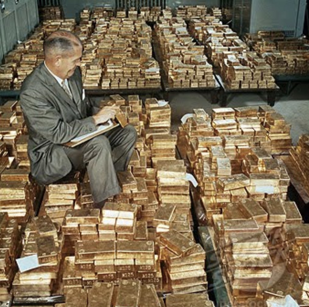 Career counsellor giving  #GOLD a lecture on which direction to take.