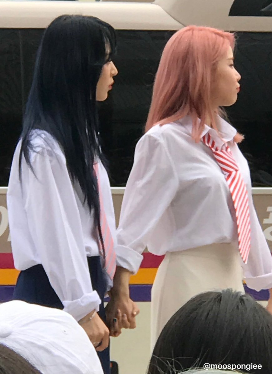 lynnsnima09's tweet photo. Yongkong Byulkong aka. MoonSun holding their hands or hugging a thread: https://t.co/EMKkdcjVCP