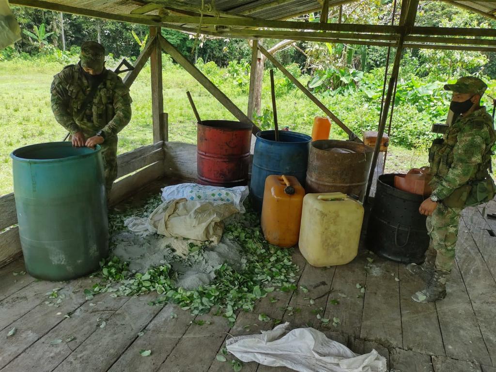 Ejercito_Div6's tweet photo. #ContraElNarcotráfico: En la vereda  La rosa del municipio de Puerto Asís en el #Putumayo, fue ubicado y destruido por los soldados del Batallón de Ingenieros N°27 de la #Brigada27 un laboratorio para el procesamiento de pasta base de coca. #LibertadQueUne https://t.co/MlAjh8MFjG