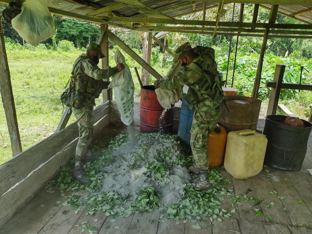 Ejercito_Div6's tweet photo. #ContraElNarcotráfico: En la vereda  La rosa del municipio de Puerto Asís en el #Putumayo, fue ubicado y destruido por los soldados del Batallón de Ingenieros N°27 de la #Brigada27 un laboratorio para el procesamiento de pasta base de coca. #LibertadQueUne https://t.co/MlAjh8MFjG
