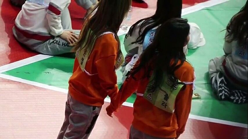 lynnsnima09's tweet photo. Yongkong Byulkong aka. MoonSun holding their hands or hugging a thread: https://t.co/EMKkdcjVCP