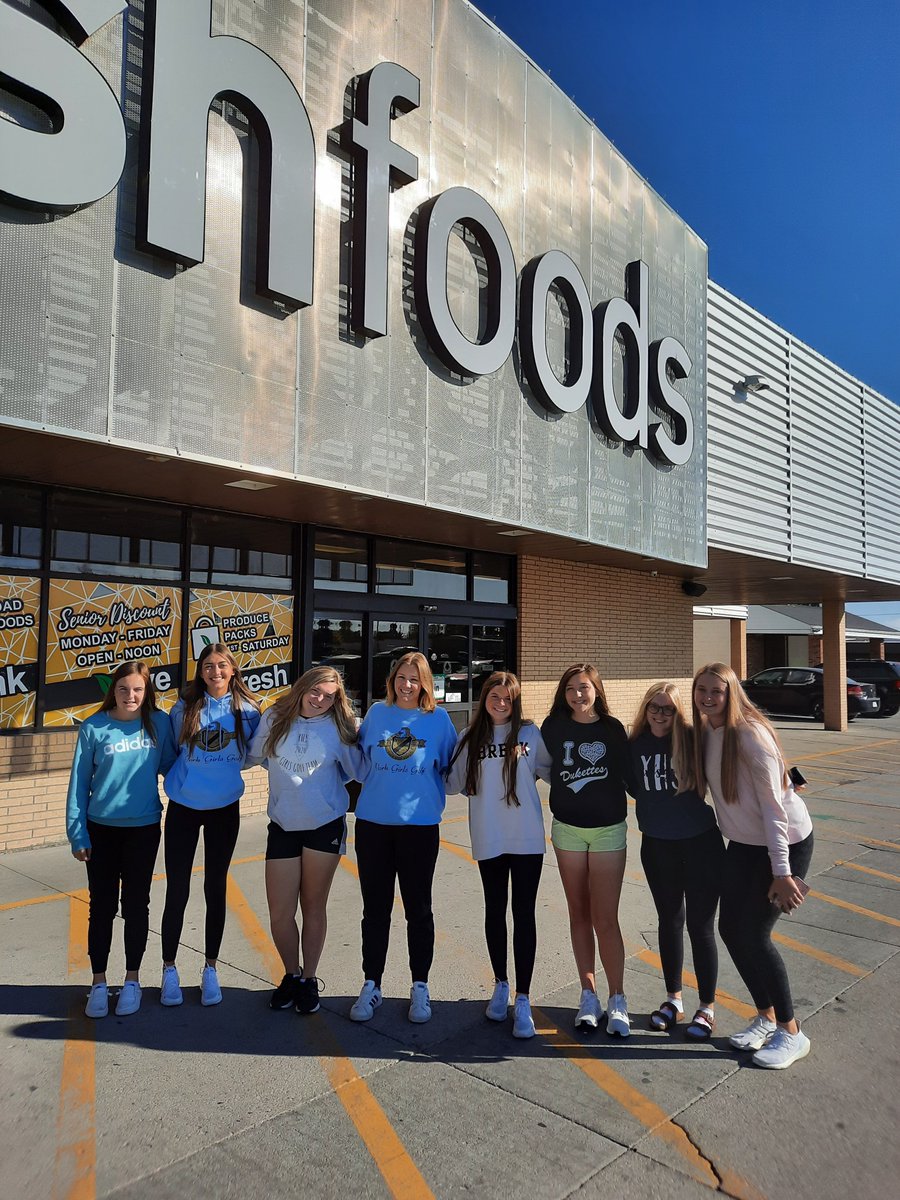 notoriouzmiller's tweet photo. State Golf donation! Looking forward to the competition out in Scottsbluff #DukeGolf #FoodForeFamilies https://t.co/UxRZEGUCyq