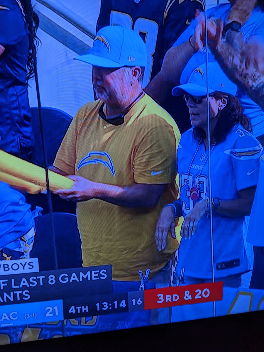 njhunt02's tweet photo. A celebrity spotting this evening......Super Chargers fan Eddie Garcia 😎😂⚡
@benmaller @Eddieonfox @uhbroncofan @raider_rob24 https://t.co/mca7hOhYgx