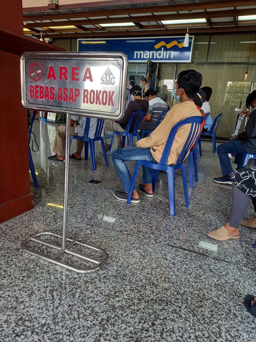 hendrastono's tweet photo. @mandiricare terima kasih perhatiannya....akhirnya kartu ATM tertelan, jadilah antri ke CS, tau sendiri hari gini antri nya kayak apaan @bankmandiri ...... #TetapSemangat https://t.co/DUFZin7JhM