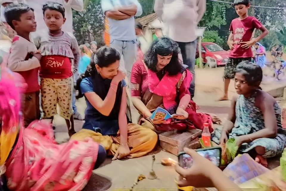 AprajitaSarangi's tweet image. It was interesting to participate in JANHI OSA celebrations by young girls in Village Arikama yesterday.Learnt the rituals from the girls.
Thanks to them- they allowed me to perform few rituals on their behalf. One of the girls apprised me regarding the significance of this PUJa.
