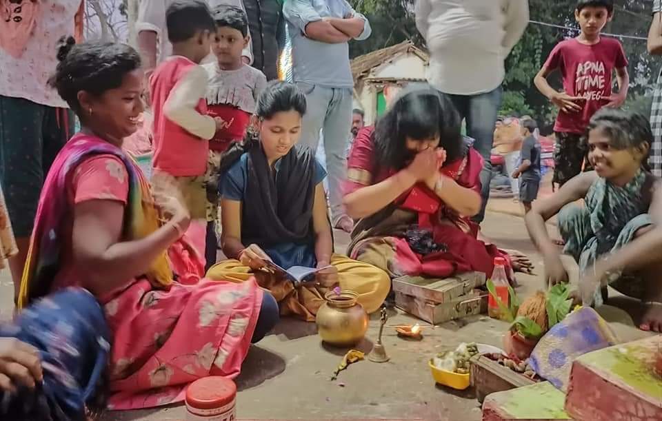 AprajitaSarangi's tweet image. It was interesting to participate in JANHI OSA celebrations by young girls in Village Arikama yesterday.Learnt the rituals from the girls.
Thanks to them- they allowed me to perform few rituals on their behalf. One of the girls apprised me regarding the significance of this PUJa.