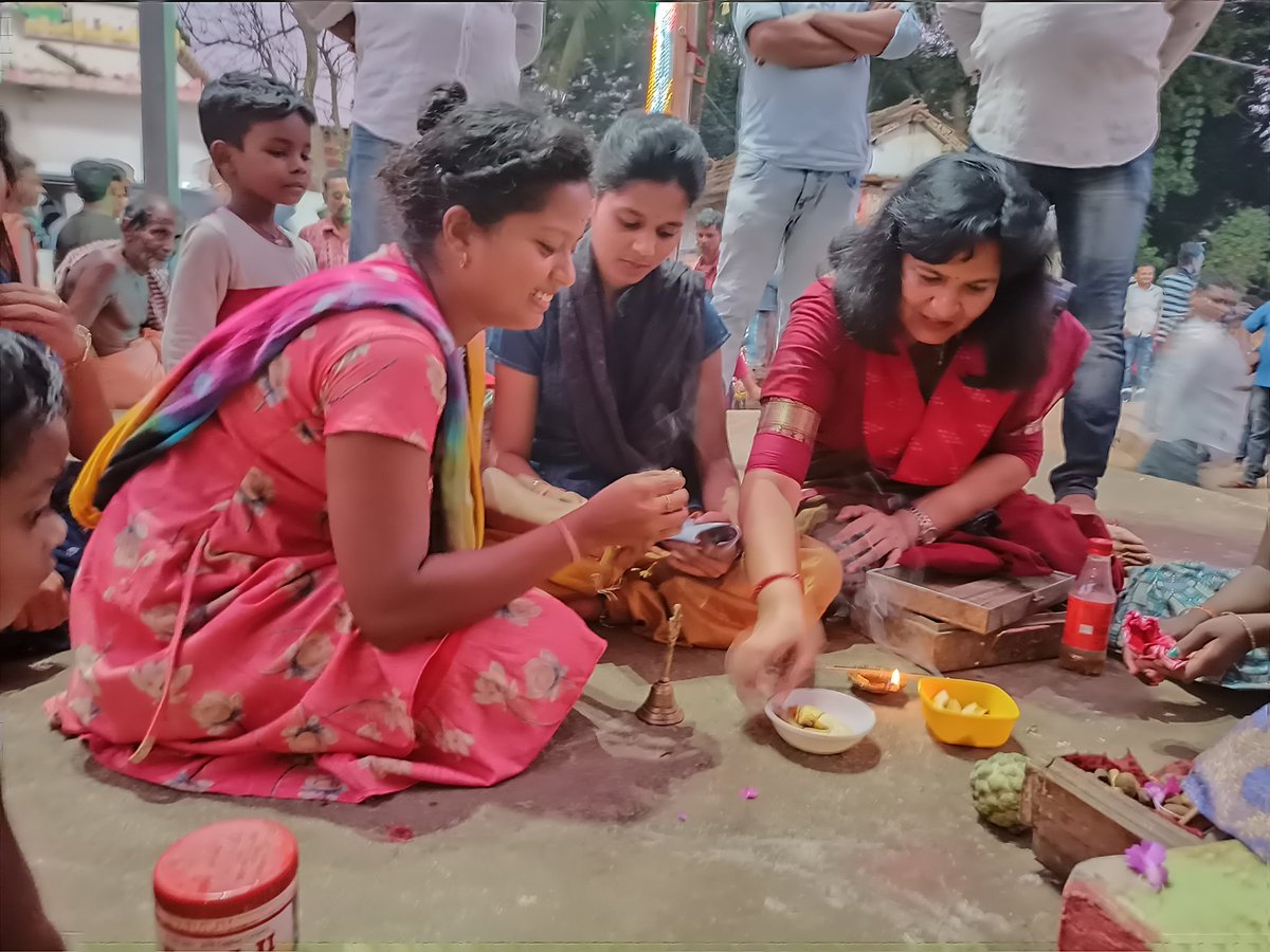 AprajitaSarangi's tweet image. It was interesting to participate in JANHI OSA celebrations by young girls in Village Arikama yesterday.Learnt the rituals from the girls.
Thanks to them- they allowed me to perform few rituals on their behalf. One of the girls apprised me regarding the significance of this PUJa.
