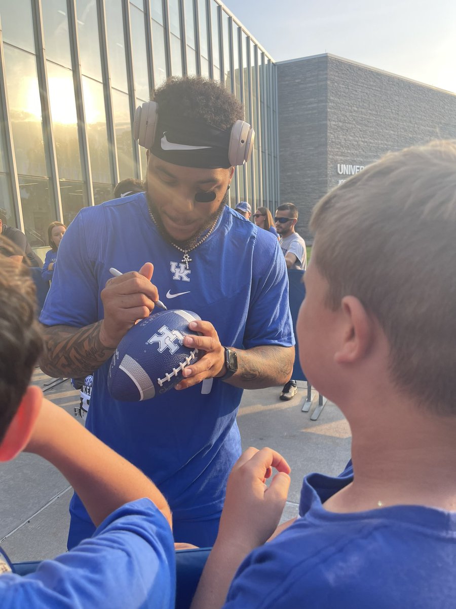 TMBFancyfarmky's tweet photo. My kids absolutely love to get autographs from the @UKFootball players. It amazes me the guys who take the time to stop and make these kids whole weekend . 🏈
When you are raising your athletes, remember to also raise good humans too #itstandsout #bbn #UKFootball #SEC  @CROD_JR https://t.co/LVV3nfMsyb