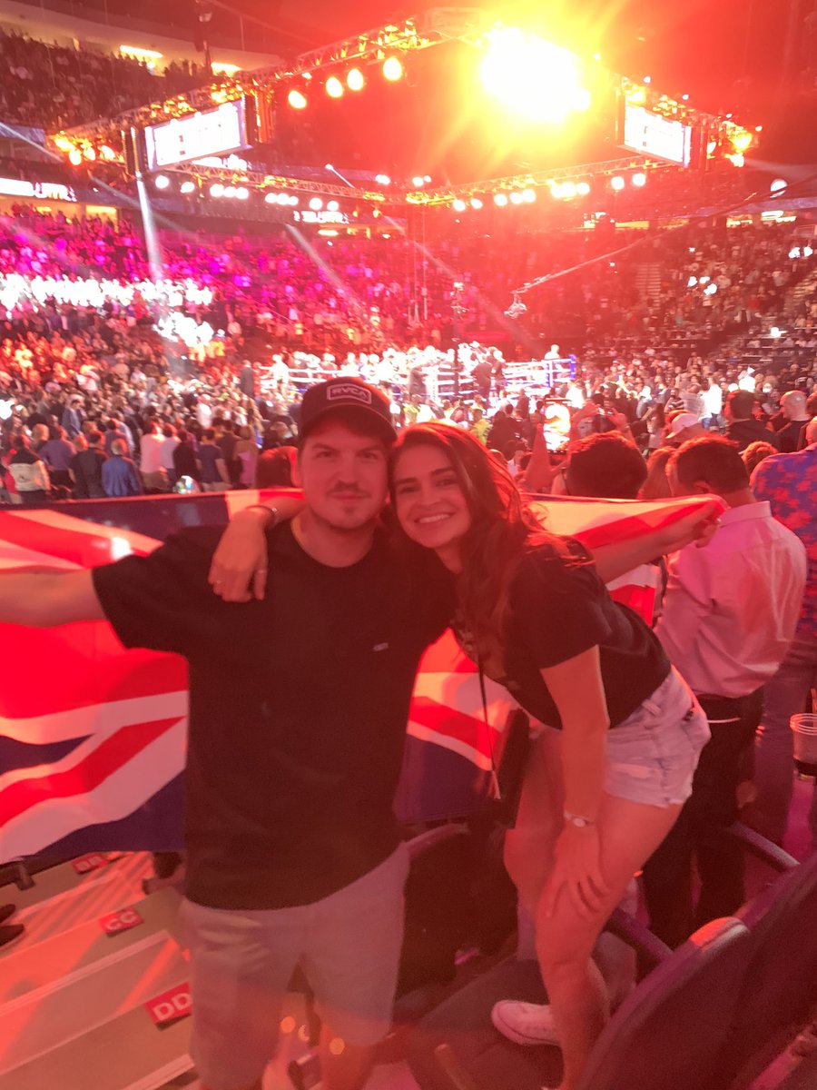 CJPadgham's tweet photo. Thank you for the night of a lifetime @Tyson_Fury!!! You’re a hero and more then just an athlete! Can’t wait to purchase @parisfury1 book too! 🙌🏼🇺🇸🇬🇧 #GypsyKing #FuryWilder3 #bestnight https://t.co/GEyqloJPuT