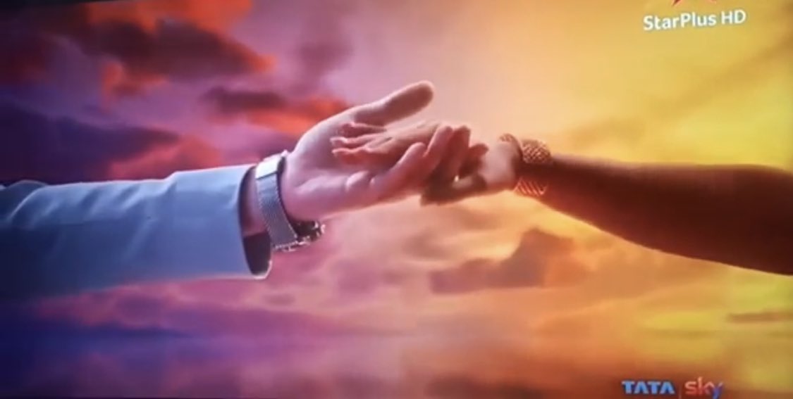meghacreations_'s tweet photo. Kartik reuniting with his Naira 🥺🥺🥺🥺❤️❤️❤️❤️❤️

#Kaira #KairaForever #yrkkh https://t.co/slk9q6pca7