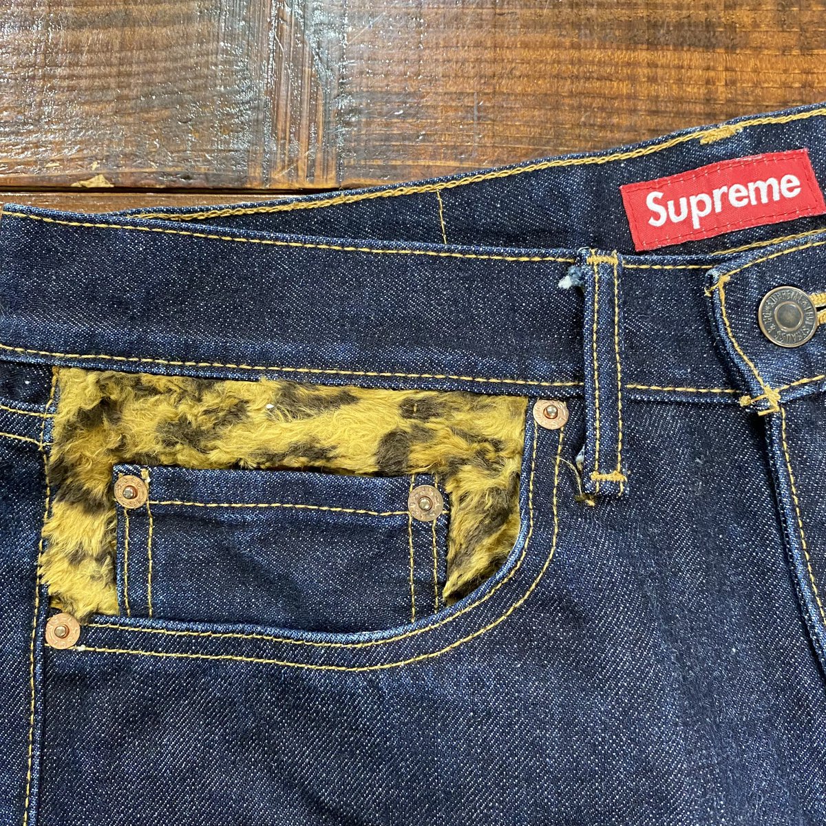 j_repair_GOEMON's tweet photo. 【Denim introduction】
Levis×Supreme
リーバイス×シュプリーム
シングルステッチからチェーンステッチへの変更だったかな?
へぇー!こんなコラボジーンズもあるんですね〜
世の中には色々なジーンズがありますね~
#unionspecial
#チェーンステッチ裾上げ
#リペアに関してはクソ真面目 https://t.co/WqKLangucT