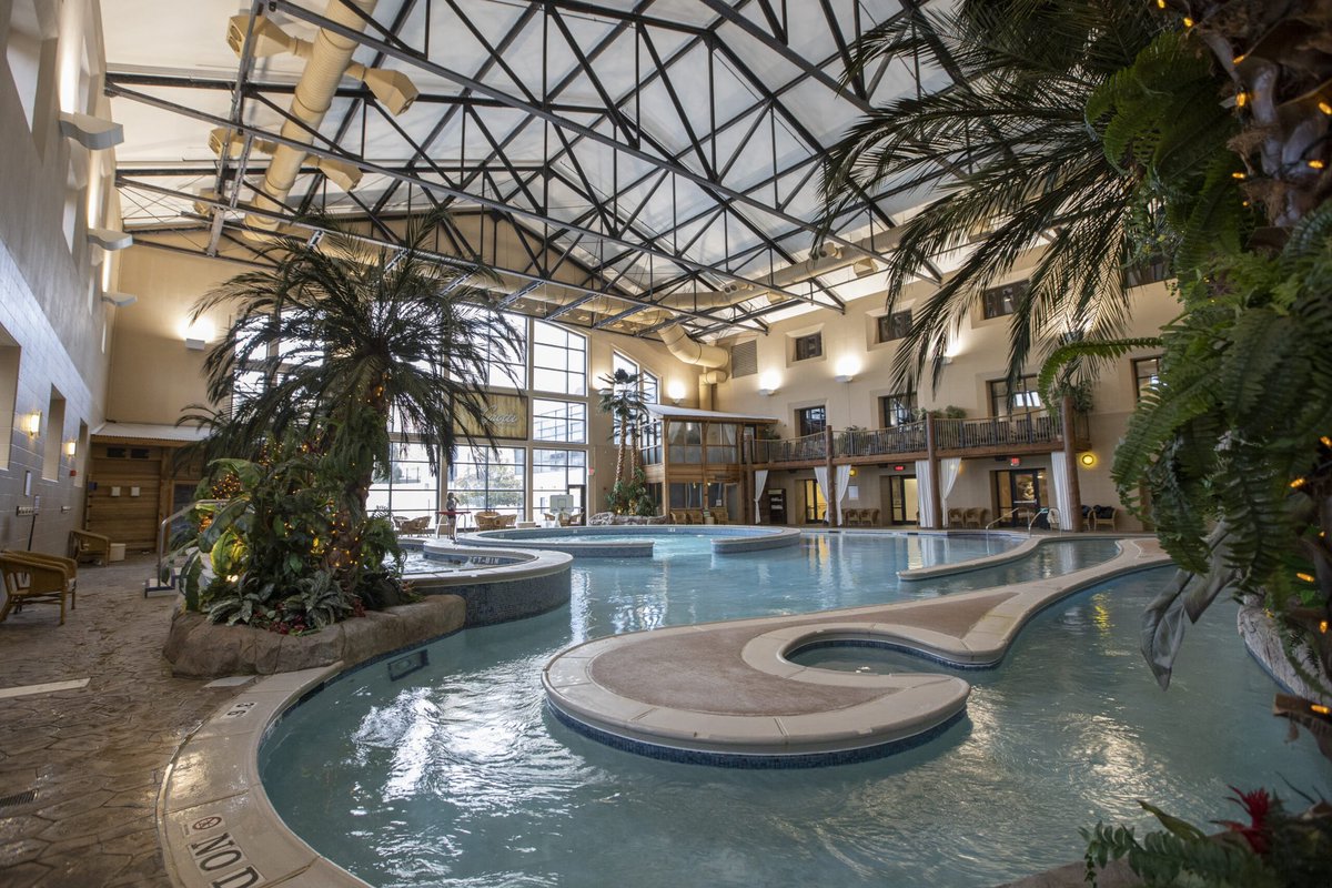 _Will_Swetnam_'s tweet photo. This is the best watering hole in Como! Nothing like a nice dip in the pool after reviewing my #MGMT3300B notes! https://t.co/tXmkskhLvY