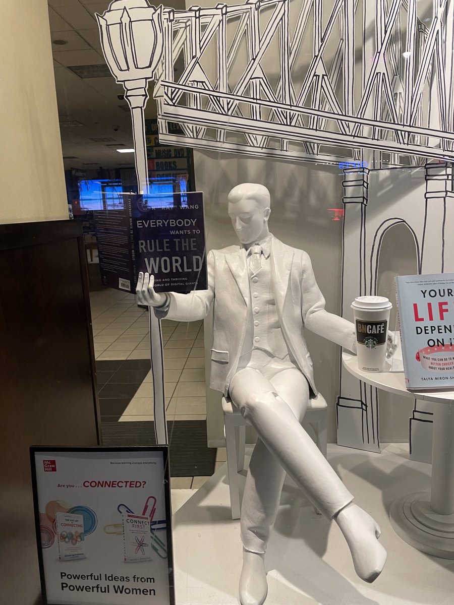 Hey Look!! What’s everyone reading in #NYC. #5thAve ⁦<a href="/rwang0/">R “Ray” Wang 王瑞光 #Cupertino #AI #Energy R.NFT</a>⁩