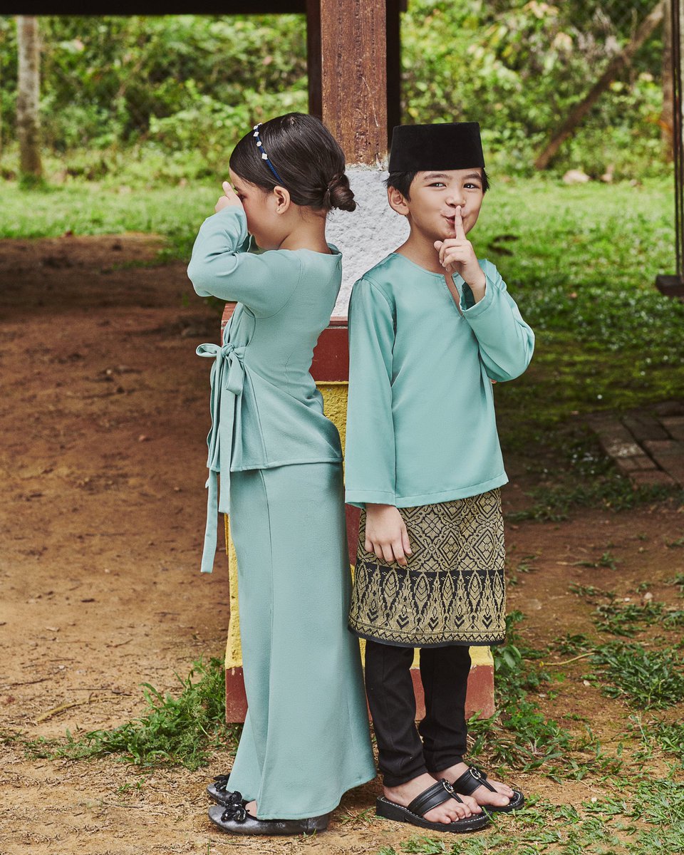 _amstudio's tweet photo. THE NOSTALGIA QISZAR
-
Photographer • @azimmahayudin 
Client • @qiszar 
Makeup • Noraini Sail
Hair • Kamila Abdul Jamil 
Model • Malek McCrone, Mariah Sakandar Khan, Mior Darwish &amp; Nadra Marlys https://t.co/F9mvqSxhOE