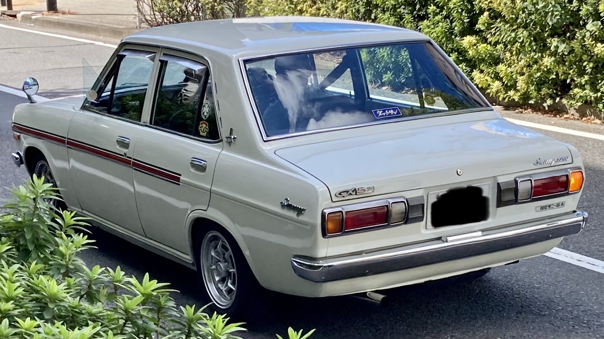 Inagaki60495217's tweet image. ダットサン サニー 1200GX5(B110)

OHVにしては高回転まで耐えられるA型エンジンでモータースポーツで大活躍した2代目モデル。SUツインキャブ+5速ミッションの最もスポーティーな仕様です!しかもセダン。
ストライプ、バッジ等をほぼそのまま残しつつ車高やホイールだけ変えている辺りが堪りませんね〜