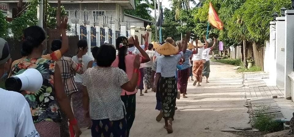 Ko7Wai's tweet photo. Locals of villages from Shwe Bo Tsp staged a marching strike demanding for the immediate fall of Genocidal Dictatorship.

#UnfetteredAccessForAids
#Oct11Coup
#WhatsHappeningInMyanmar https://t.co/VhBECfobIL