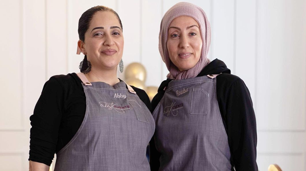 Introducing the styling queens at @abbykeventsflowersstyling. These two legends are responsible for the very important job of bringing your styling and event designs visions to come to life. 😍

Shop our bib apron range by clicking the link now!  - loom.ly/XBlOjQ0